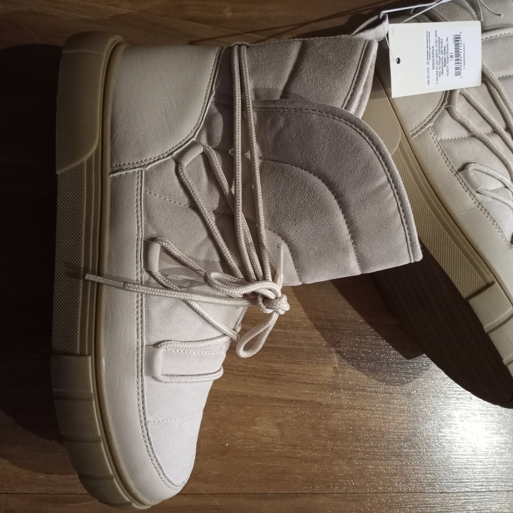 NWT size 9 boots